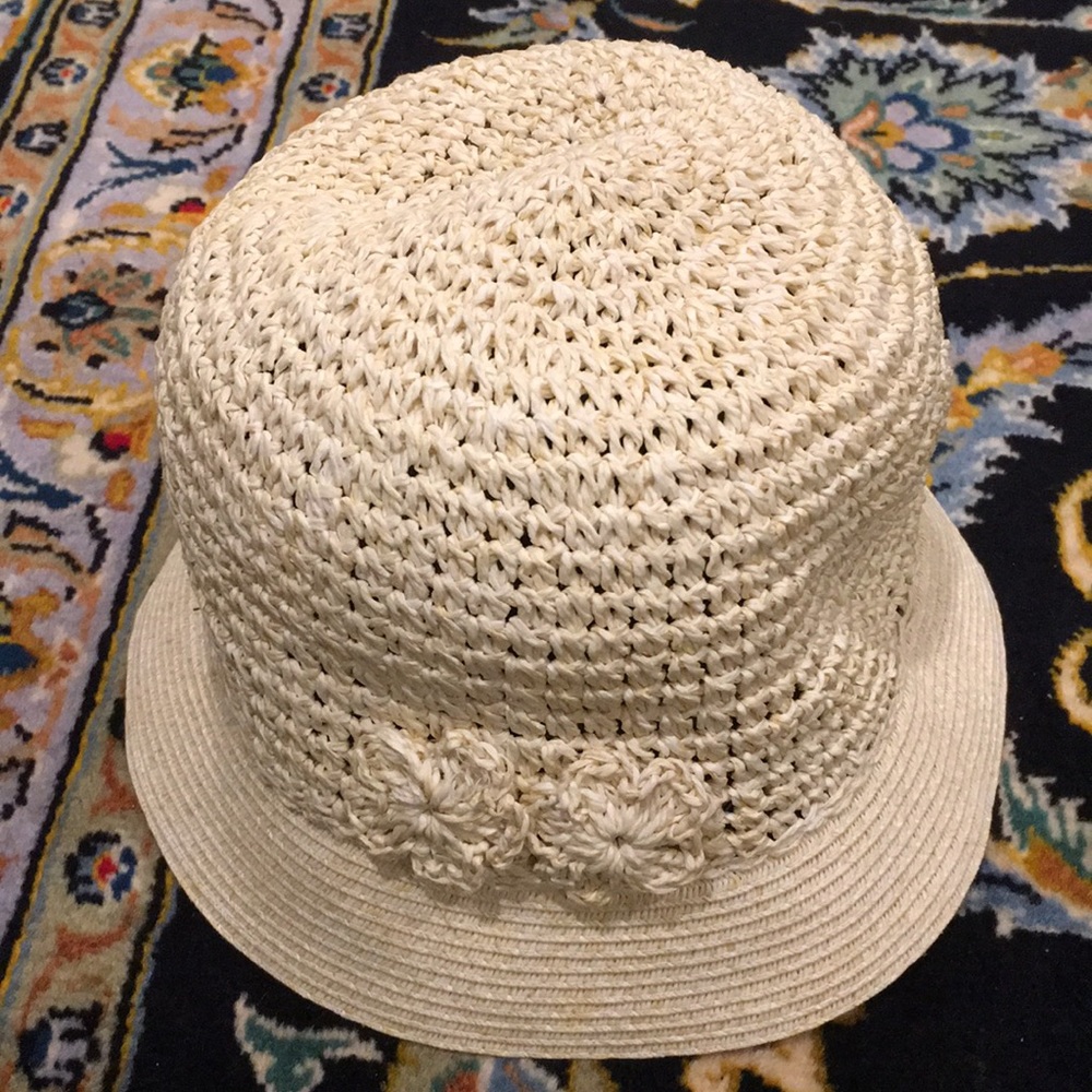 Super cute hat💛